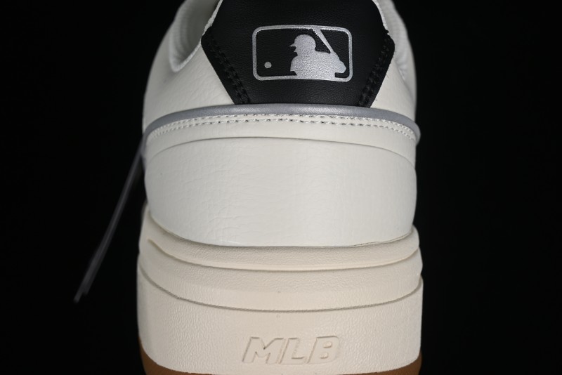 MLB Chunky Liner Basic New York Yankees Thick Sole Platform Sneakers with 6cm Height Increase - 3ASXCA12N50IVS