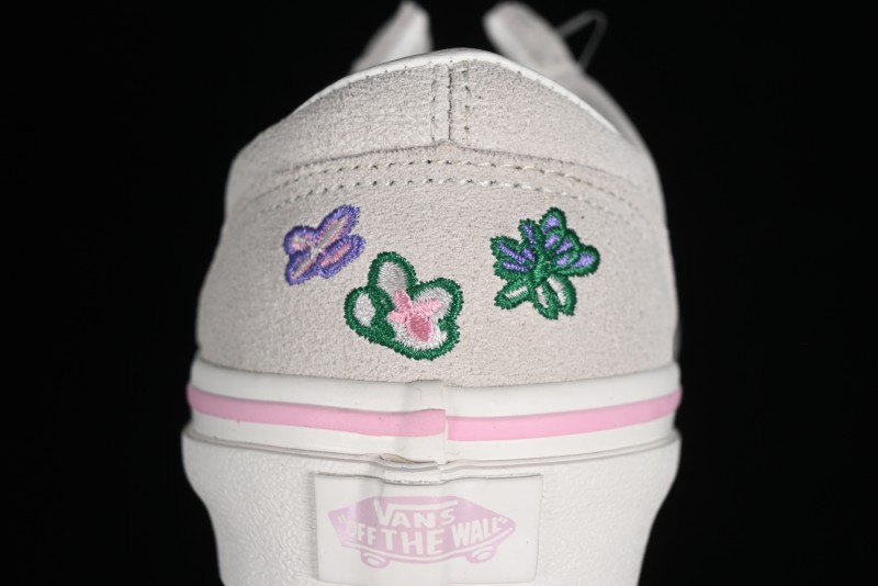 Vans Style 36 Low-Top Skate Shoes with Embroidered Details in Cream - VN000CRPGRN