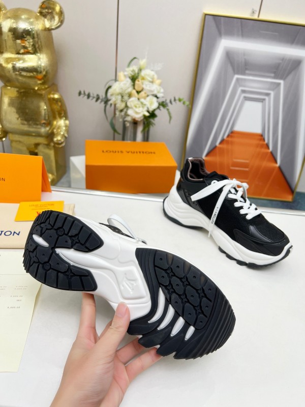 2025 Unisex Louis Vuitton Black White Mesh Leather Sneakers Monogram LY00340