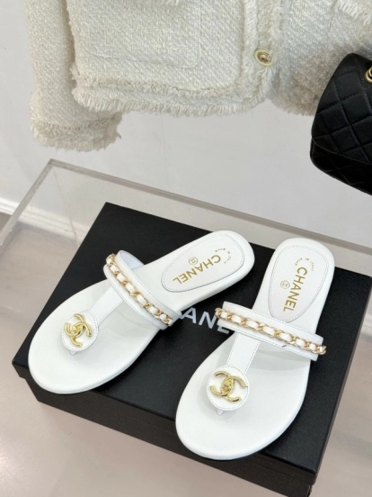 2025 Women Chanel White Leather Slippers CC Chain KFY00250