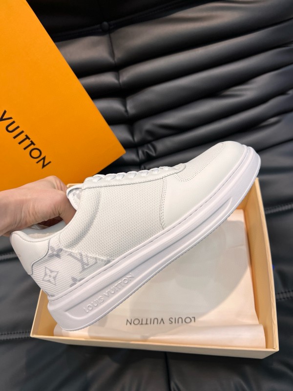 2024 Men Louis Vuitton White Leather Casual Sneakers MJ00400