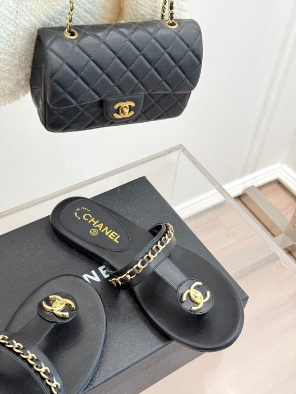 2025 Women Chanel Black Leather Slippers Chain KFY00250