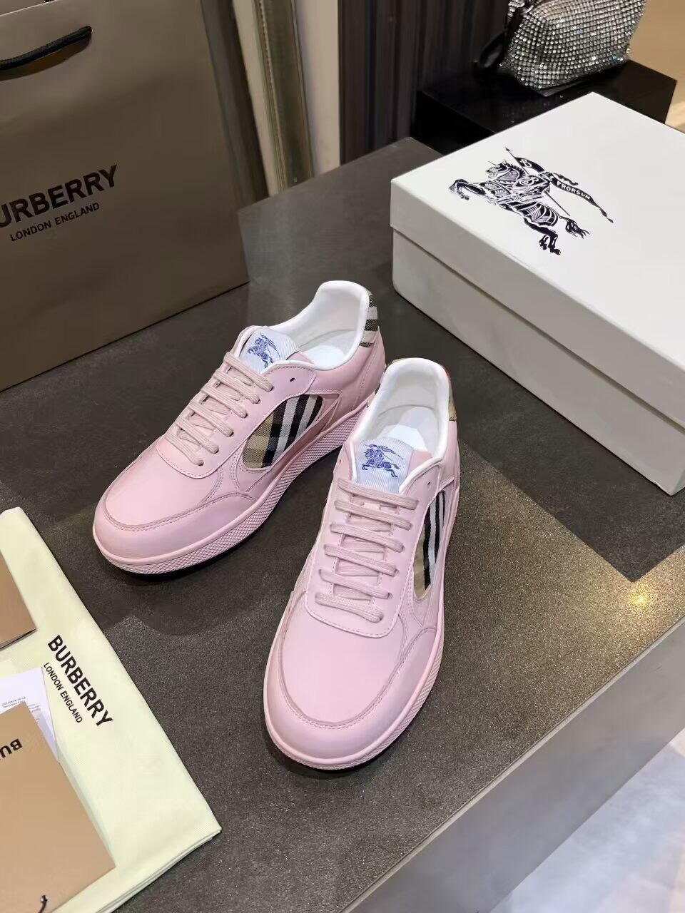Burberry 2025/SS Italian-Made Sneakers with Equestrian Knight Design Label - KFY00300