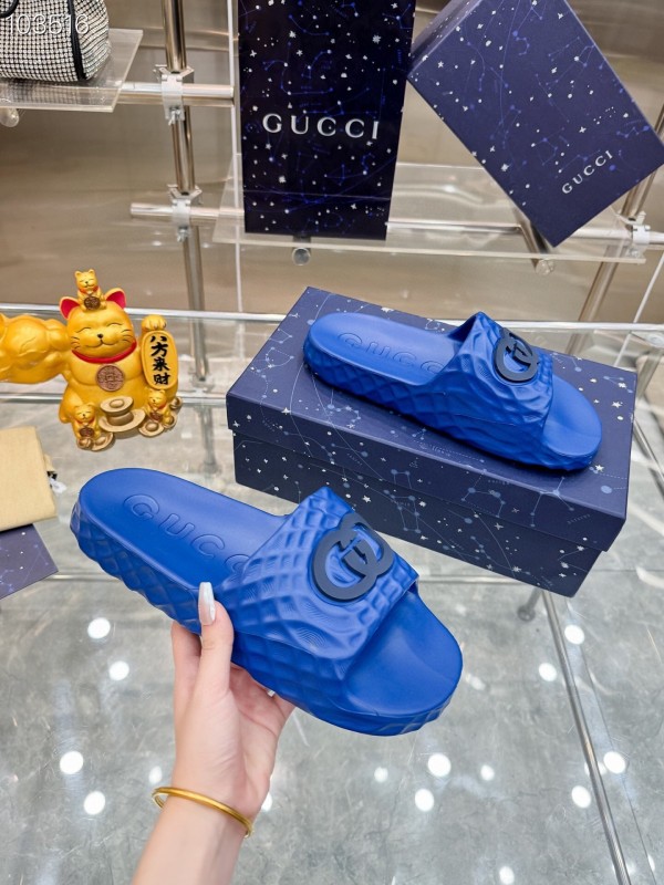 Gucci Lido Interlocking G Men's Sandals with Textured Rubber Sole - AS00170