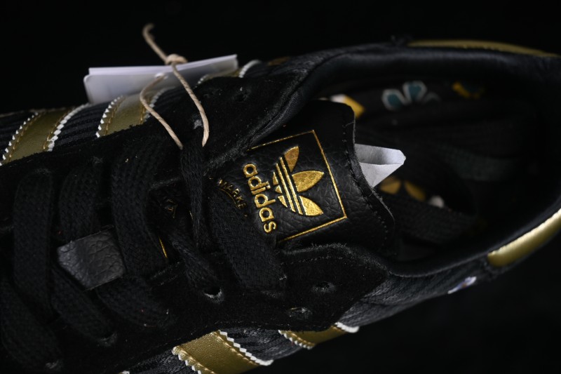 Adidas Samba OG Classic Skateboarding Shoes with Retro Suede Design - IH1331