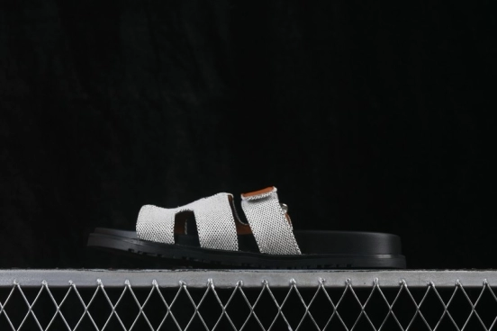 Hermes Chypre Flat Sandals with Toe Loop Design - AJE5