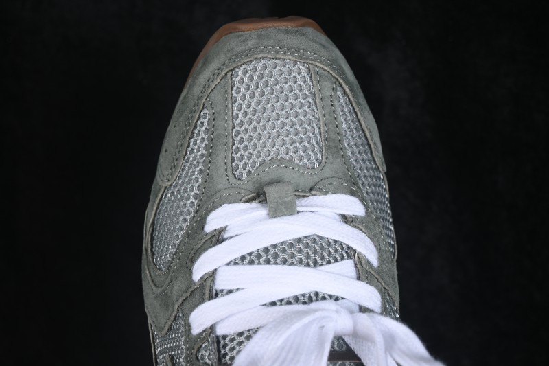 MiuMiu x New Balance 530 Low-Top Classic Retro Lifestyle Sneakers with Deconstructed Design and Dual Laces - AJD4