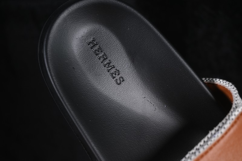 Hermes Chypre Flat Sandals with Toe Loop Design - AJE5